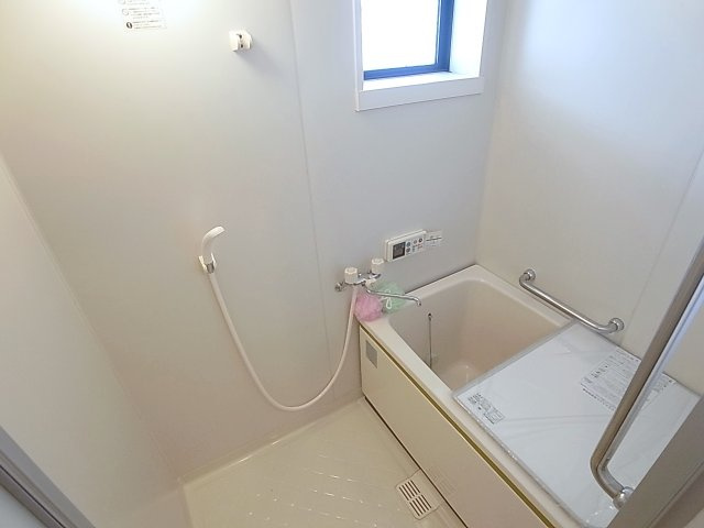 ハイツ平成の浴室|追炊き付きお風呂、窓も完備