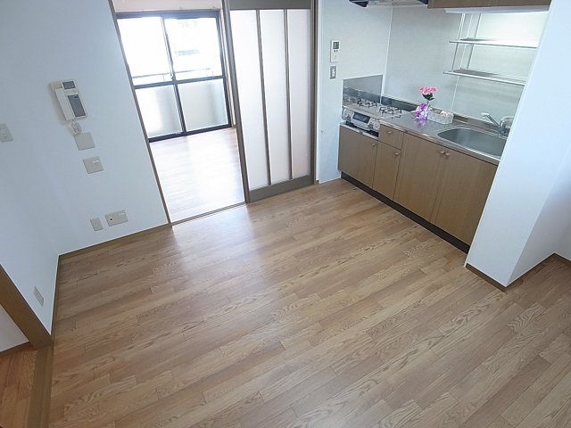 ハイツ平成の居間・リビング|明るいダイニングスペース