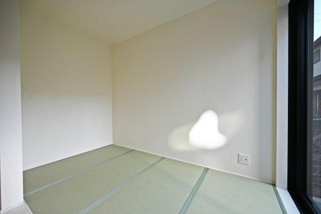 リーブルガーデン西野6丁目新築一戸建て│3LDK＋駐車1台可の和室|リビング横のタタミコーナーは、
お子様のお昼寝スペースにしたりゲストルームとして使ったりとても便利です。