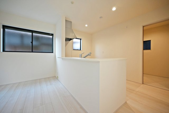 リーブルガーデン西野6丁目新築一戸建て│3LDK＋駐車1台可のキッチン|対面式カウンターキッチンなので、子どもの成長とともに少なくなりがちな家族間のコミュニケーションが必然的にとれる間取りづくりも魅力のひとつです◎