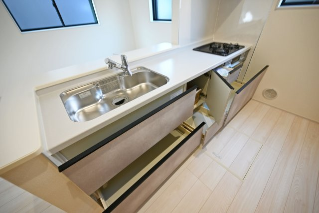 リーブルガーデン西野6丁目新築一戸建て│3LDK＋駐車1台可のキッチン|天板とワークトップ下の収納は満足のいくスペースが備わっています。
大きな鍋などもゆったりと収納いただけます◎