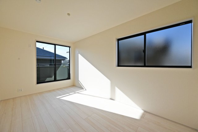 リーブルガーデン西野6丁目新築一戸建て│3LDK＋駐車1台可の洋室|-洋室7.5帖-
シンプルな間取りになっているのでどんな家具でも合います。