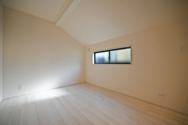 リーブルガーデン西野6丁目新築一戸建て│3LDK＋駐車1台可の洋室|-納戸-