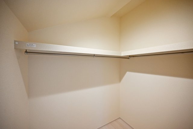 リーブルガーデン西野6丁目新築一戸建て│3LDK＋駐車1台可の収納|-納戸-
ハンガーレールに枕棚を設置することで明るく見やすい大容量収納を実現しています