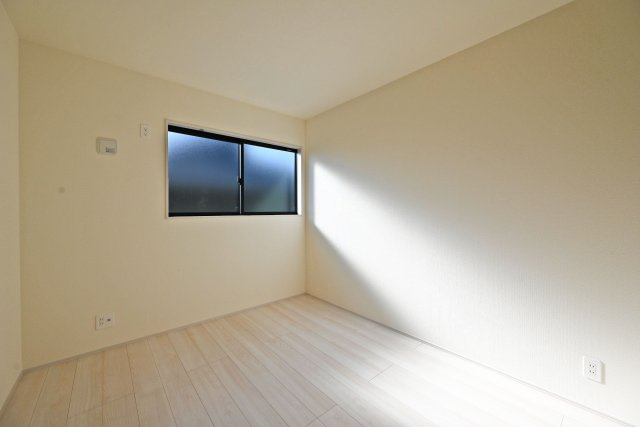 リーブルガーデン西野6丁目新築一戸建て│3LDK＋駐車1台可の洋室|-洋室5.2帖-
シンプルな間取りになっているのでどんな家具でも合います。
