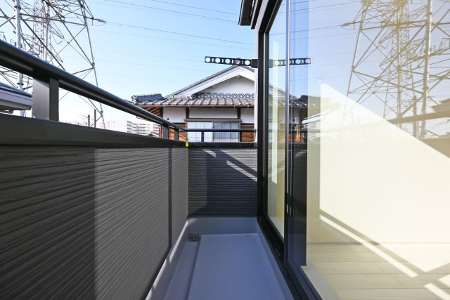 リーブルガーデン西野6丁目新築一戸建て│3LDK＋駐車1台可のバルコニー|バルコニーに面したお部屋は通風、採光共に良好な上開放感たっぷりです♪