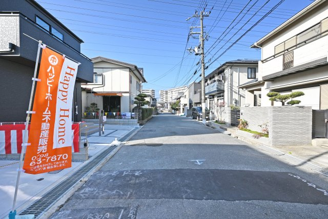 リーブルガーデン西野6丁目新築一戸建て│3LDK＋駐車1台可の前面道路含む現地写真|前面道路幅は北側に約6m幅で駐車の際も安心です。