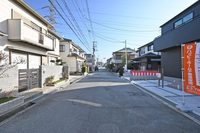 リーブルガーデン西野6丁目新築一戸建て│3LDK＋駐車1台可の前面道路含む現地写真|前面道路幅は北側に約6m幅で駐車の際も安心です。