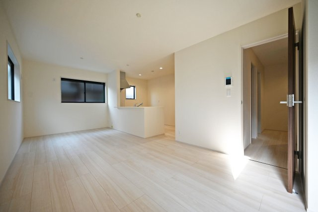 リーブルガーデン西野6丁目新築一戸建て│3LDK＋駐車1台可の前面道路含む現地写真|前面道路幅は北側に約6m幅で駐車の際も安心です。