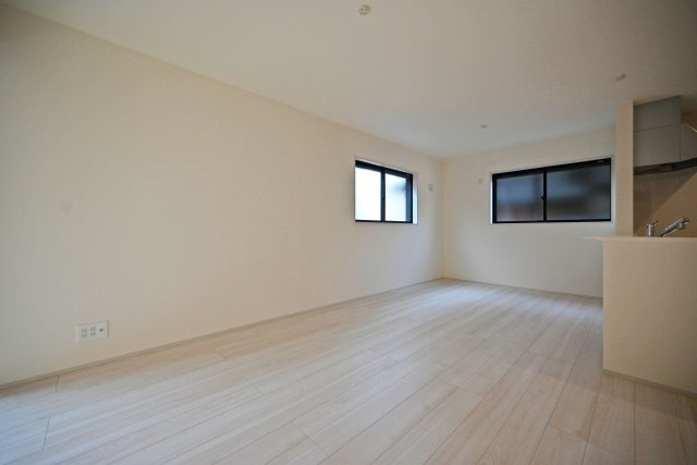 リーブルガーデン西野6丁目新築一戸建て│3LDK＋駐車1台可の居間・リビング|キッチン前に４人掛けのダイニングテーブルがゆとりをもって置ける空間です。
