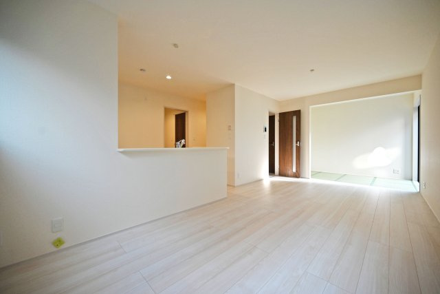 リーブルガーデン西野6丁目新築一戸建て│3LDK＋駐車1台可の居間・リビング|全体が白いクロスと木目調のみでまとまっており、ふんわりと優しい雰囲気の内装です。