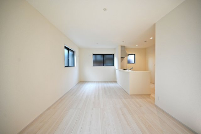 リーブルガーデン西野6丁目新築一戸建て│3LDK＋駐車1台可の居間・リビング|明るい陽が差し込む広々としたリビングは家族のコミュニケーションが自然に増える間取りです。
