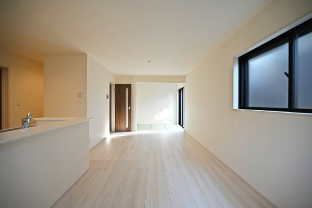 リーブルガーデン西野6丁目新築一戸建て│3LDK＋駐車1台可の居間・リビング|リビングセットを置いても十分な広さが確保されています。
明るく広々としたリビングで家族団らんのひと時をお楽しみ下さい◎