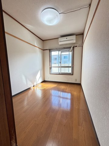 南東向き洋室4.5帖は残置物のエアコンと照明付きです♪