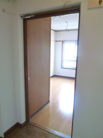 洋室4帖の入口には扉は無く、カーテンレールが付いています♪