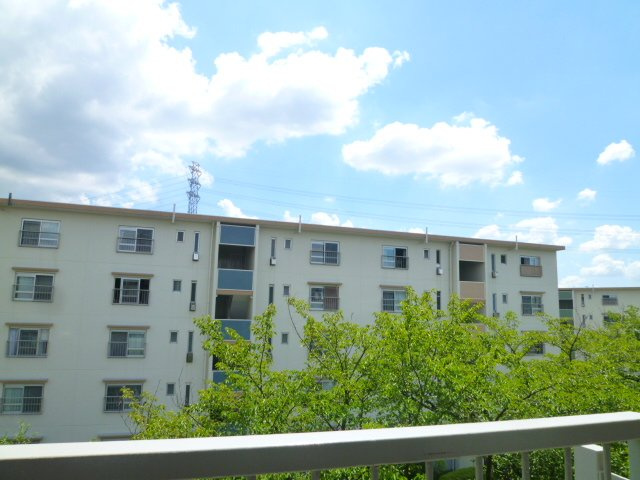 バルコニーからの眺望は南東向き4階で陽当り眺望共に良好です♪