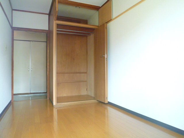洋室4帖のクローゼットは前後にポールが2つ付いています♪