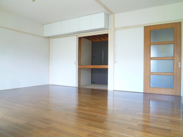 バルコニー側からのリビングのお写真です♪