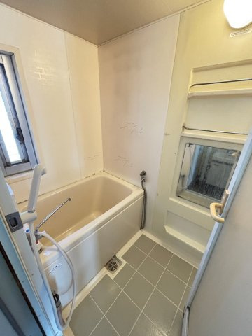 追炊きお風呂は、換気扇はありませんが窓付きで換気ができます♪