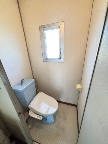 トイレに換気扇はありませんが窓があります。温水洗浄便座付き♪