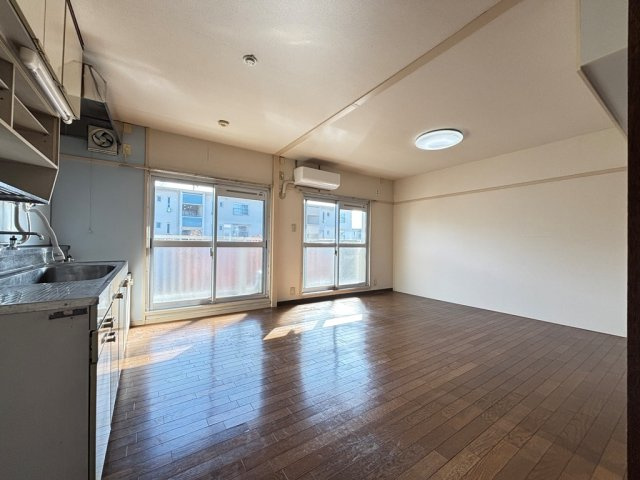 南東向きLDK12帖は残置物のエアコンと照明付きです♪