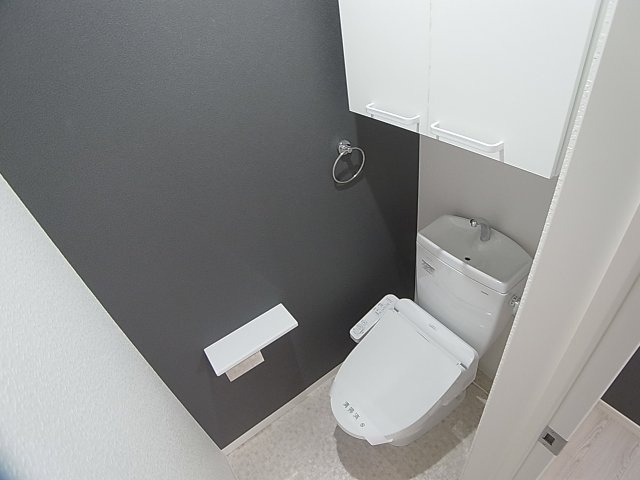 あんしん+池田上町のトイレ|温水洗浄付きトイレ、上部収納も完備