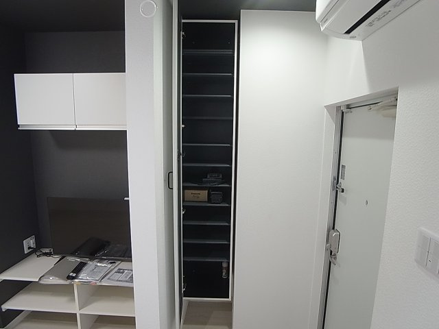 あんしん+池田上町の玄関|玄関には鏡付きのシューズBOX完備、沢山入ります