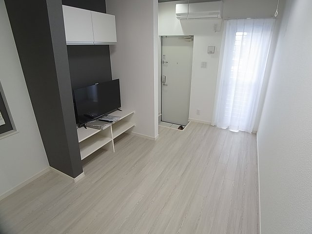 あんしん+池田上町の居間・リビング|壁掛けTVが付いた、お洒落な室内