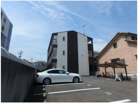 コーポ山方の駐車場