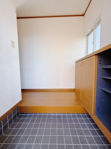 【中古戸建】前橋市粕川町1期の玄関|■玄関｜毎日の「いってらっしゃい」や「お帰りなさい」を大切なご家族と過ごす玄関は〈使いやすさ〉を追求しております。玄関横の物入は急な来客時でもさっとお片付けできるスペースを確保しています。