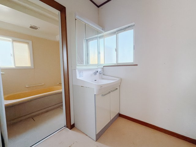 【中古戸建】前橋市粕川町1期の独立洗面台|■洗面室｜ゆとりのある洗面脱衣室ではお子様と並んで歯磨きもできるので一緒に成長を楽しめます♪ひろびろとした洗面室で、朝の準備も楽しくなります☆.*