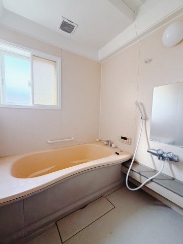 【中古戸建】前橋市粕川町1期の浴室|■浴室｜デザイン性に優れた浴室♪1日の疲れを癒す、ゆったりとしたバスタイムをぜひお過ごしください(*＾＾*)大きな窓付きで嬉しい♪
