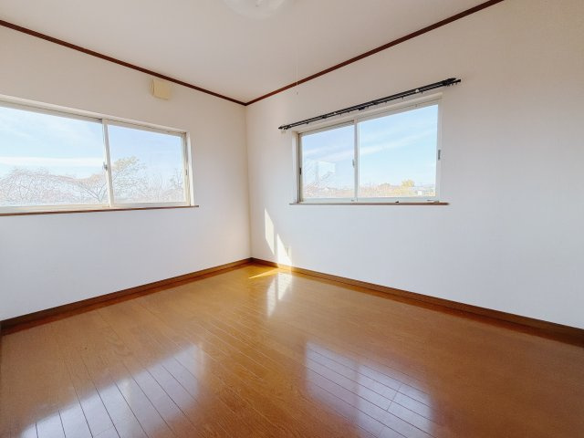 【中古戸建】前橋市粕川町1期の洋室|■2階洋室｜2階洋室には大きな窓をご用意しています。日中はあたたかな日差し差し込み自分時間も充実できますね＾＾