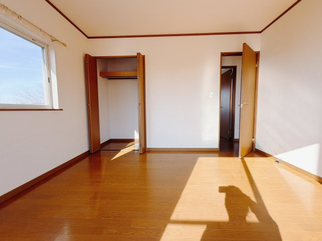【中古戸建】前橋市粕川町1期の洋室|■2階洋室｜2階居室には収納をご用意しています♪常にお部屋を綺麗に保てます！小さなお子様も自然とお片付けができるようになるのでうれしいですよね！