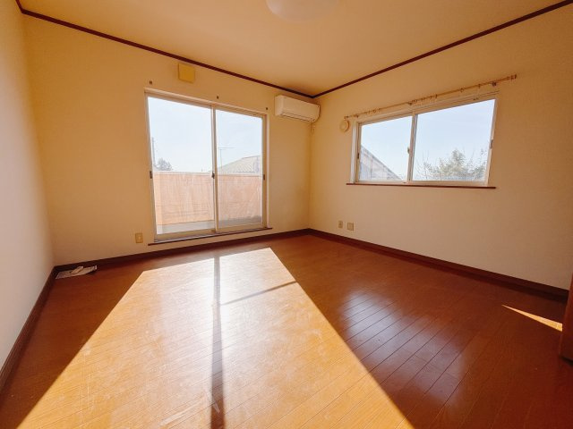 【中古戸建】前橋市粕川町1期の洋室|■2階洋室｜お子様の一人部屋にピッタリな洋室。木のぬくもりを感じるフローリングは、天然木の味わいが時とともに深みを増していきます。また、傷にも強く、フリーワックスでお手入れもラクラクです♪