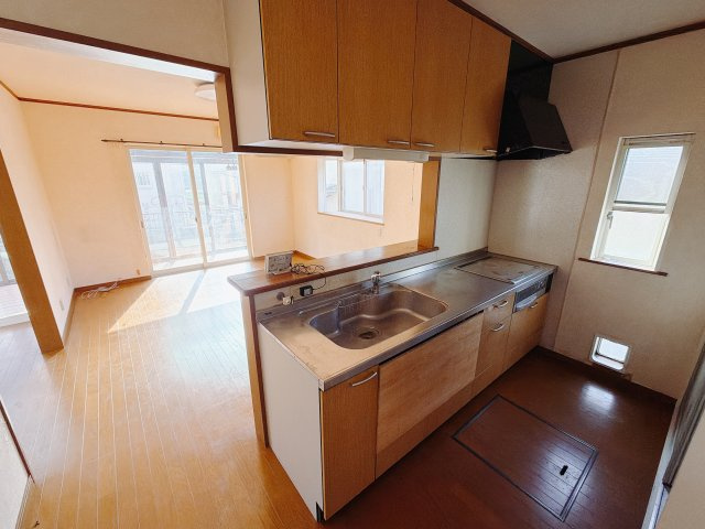 【中古戸建】前橋市粕川町1期の居間・リビング|■リビング｜時の流れと共に陽射しは装いを変え空間に新たな彩りを与えます。一日中家に居ても飽きることなく過ごすことができる素敵な空間です♪