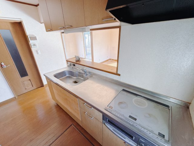 【中古戸建】前橋市粕川町1期のキッチン|■キッチン｜ワークトップの幅が広く、お子様といっしょにお料理をつくったり、ちょっとしたパーティーも楽しめます。フラットなのでお掃除がしやすいのもポイントです♪