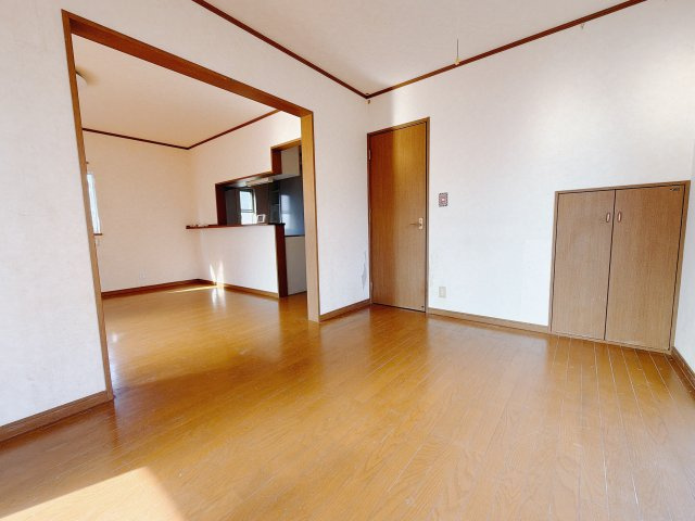 【中古戸建】前橋市粕川町1期の洋室|■1階洋室｜リビングの横には洋室をご用意しております♪収納付きでお片付け上手も叶います♪
