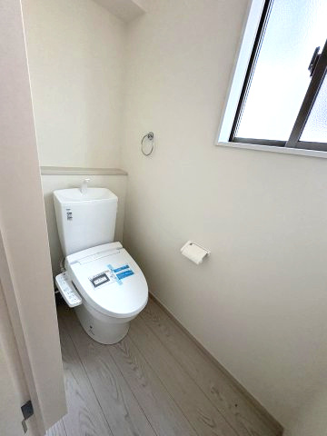 【トイレ】 | 福岡市東区美和台4丁目5期　2号棟（全2棟）【仲介手数料無料・0円】 | 現地写真。1階のトイレです。