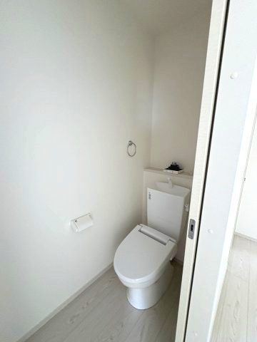 【トイレ】 | 福岡市東区美和台4丁目5期　2号棟（全2棟）【仲介手数料無料・0円】 | 現地写真。2階にもトイレです。
