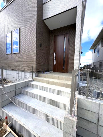 【玄関】 | 福岡市東区美和台4丁目5期　2号棟（全2棟）【仲介手数料無料・0円】 | 現地写真。