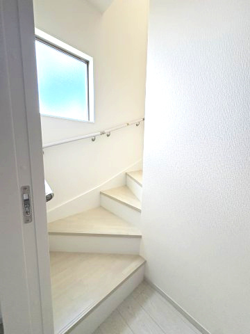 【内装】 | 福岡市東区美和台4丁目5期　2号棟（全2棟）【仲介手数料無料・0円】 | 現地写真。2階へ上がる階段です。手摺もついて安全ですね。