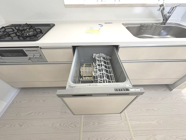 【キッチン】 | 福岡市東区美和台4丁目5期　2号棟（全2棟）【仲介手数料無料・0円】 | 現地写真。食洗器が付いてます。