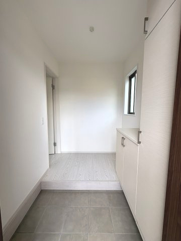 【居間・リビング】 | 福岡市東区美和台4丁目5期　2号棟（全2棟）【仲介手数料無料・0円】 | 現地写真。リビングです。