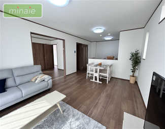 【居間・リビング】 | 保育園8分　小学校11分　コンビニ3分　習志野台　2区画　B号棟　 | 家族が自然と集まる開放的なLDKです。同タイプ