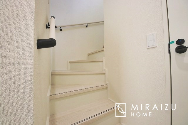 【内装】 | 安全性に配慮した手すり、清潔感や明るい陽光を取り入れてくれる窓がある階段。LED照明付きでお財布にもやさしいつくり。