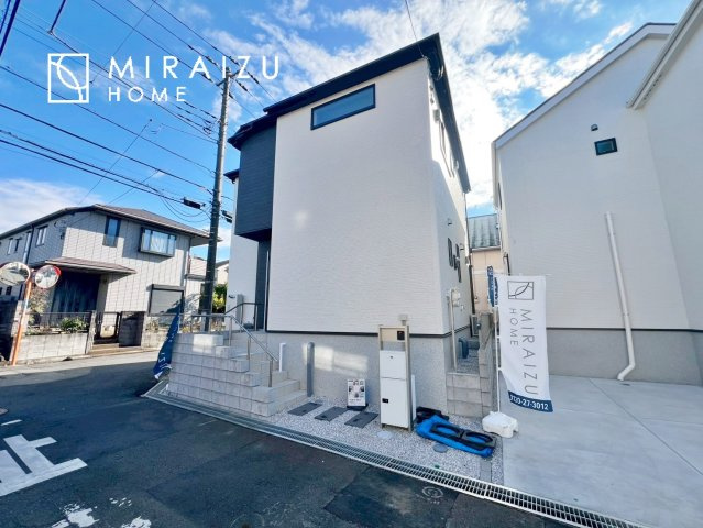 【前面道路含む現地写真】 | 青く澄み渡った綺麗な空と、陽の光をたっぷりと受ける、そんな新築住宅で新生活をスタートしてみませんか？見学・ご相談等、ミライズホーム(株)までお気軽にご連絡下さい。