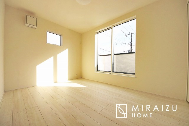 【洋室】 | 日当たりの良いお家は嬉しいですよね。それぞれ価値観が分かれる箇所です、実際に内覧して日当たりの心地よさをご体感下さいね♪