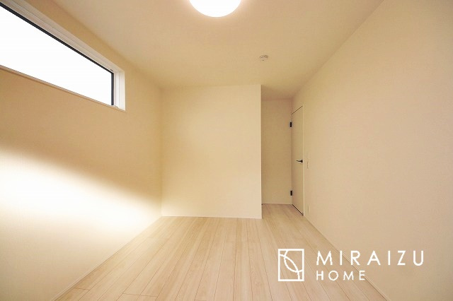 【洋室】 | プライバシー性と開放感を高める住環境。陽当たりの良い開かれたロケーションを活かし、心地よい暮らしをプランニング