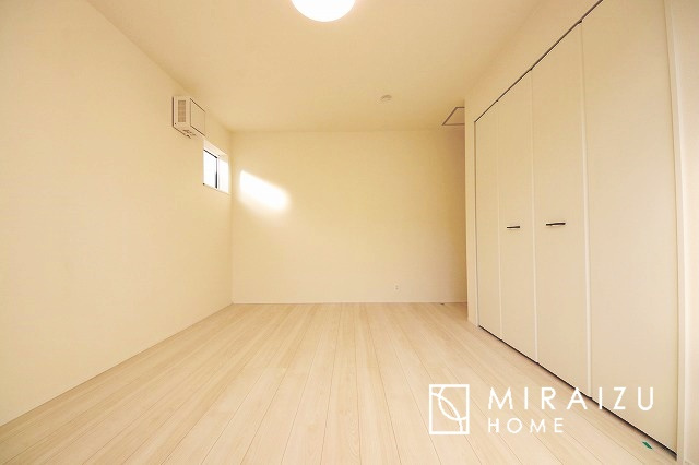 【洋室】 | 暮らしやすさを考えたプランで快適な現地ロケーションを実現。安らぎに満たされる、ゆとりのある日々を過ごせます♪